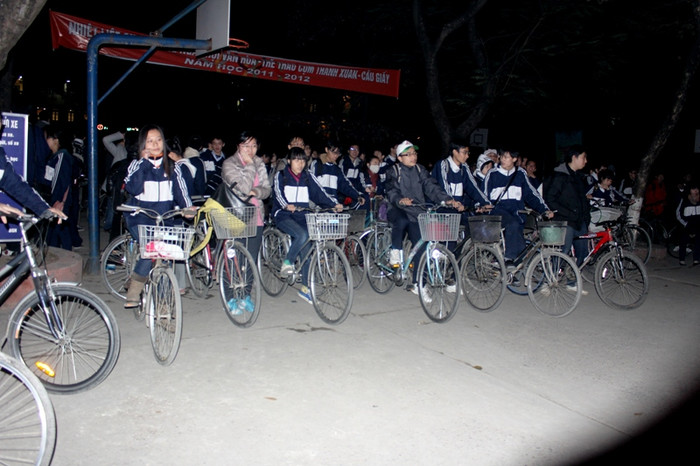 Chùm ảnh: Đổi giờ học, học sinh cấp 3 uể oải đợi đến 19h ảnh 13