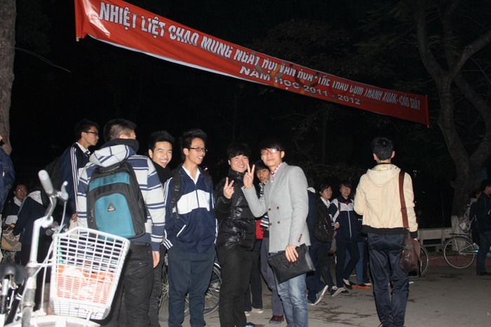 Chùm ảnh: Đổi giờ học, học sinh cấp 3 uể oải đợi đến 19h ảnh 12