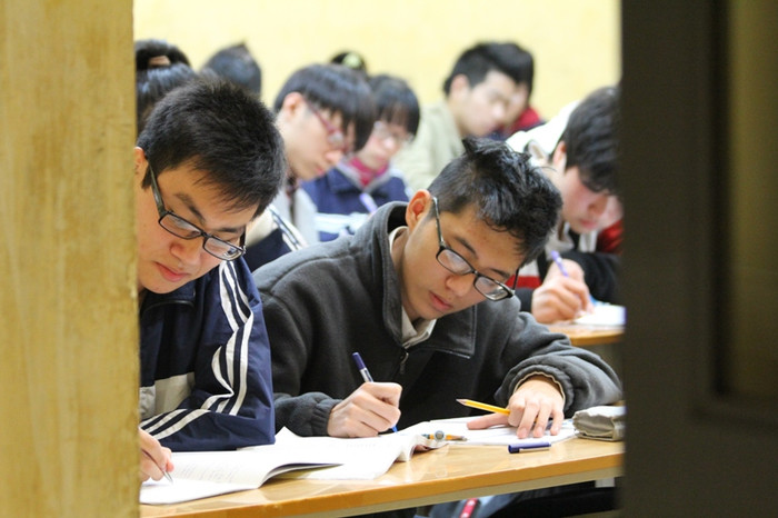 Chùm ảnh: Đổi giờ học, học sinh cấp 3 uể oải đợi đến 19h ảnh 9