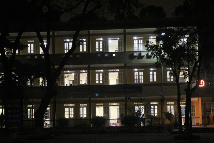 Chùm ảnh: Đổi giờ học, học sinh cấp 3 uể oải đợi đến 19h ảnh 2