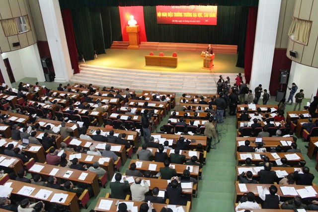 Nhiều trường chấp nhận nộp phạt để tăng chỉ tiêu tuyển sinh. Phải chăng việc xử phạt hành chính chưa đủ sức răn đe?