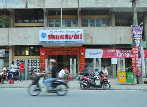 Trường ĐH DL Đông Đô là một trong 3 trường phải ngừng chỉ tiêu tuyển sinh năm 2012. Trường ĐH DL Đông Đô là một trong 3 trường phải ngừng chỉ tiêu tuyển sinh năm 2012.