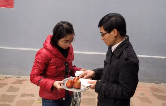 Một đôi trai gái đang sắm lễ chuẩn bị vào Chùa Một đôi trai gái đang sắm lễ chuẩn bị vào Chùa