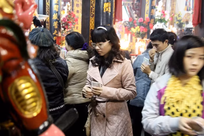 Và đi một vòng để đặt tiền công đức. Và đi một vòng để đặt tiền công đức.