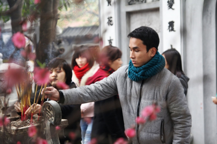 Những sinh viên nam cũng đi cầu lấy một nửa của mình. Những sinh viên nam cũng đi cầu lấy một nửa của mình.