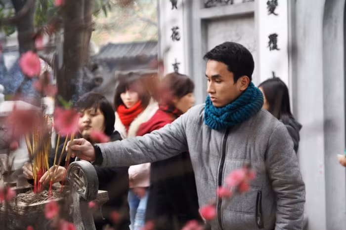 Những sinh viên nam cũng đi cầu lấy một nửa của mình. Những sinh viên nam cũng đi cầu lấy một nửa của mình.