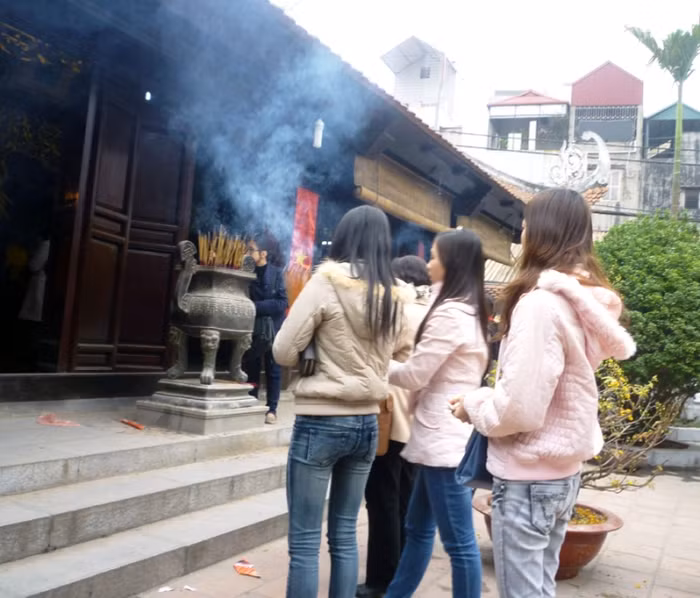 Những bạn sinh viên thường ngại đi một mình nên rủ theo nhóm bạn đi cho tiện. Những bạn sinh viên thường ngại đi một mình nên rủ theo nhóm bạn đi cho tiện.