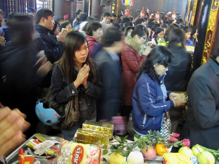 Tranh thủ vào Chùa cầu duyên quên cả gửi mũ bảo hiểm. Tranh thủ vào Chùa cầu duyên quên cả gửi mũ bảo hiểm.