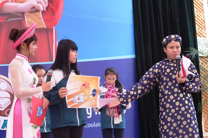 Trong phần thi của học sinh khối 8, các em dự thi với chủ đề: “Xem hình đoán nghĩa” tương tự như “Đuổi hình bắt chữ”. Nhiều liên tưởng hài hước gây cười. Trong phần thi của học sinh khối 8, các em dự thi với chủ đề: “Xem hình đoán nghĩa” tương tự như “Đuổi hình bắt chữ”. Nhiều liên tưởng hài hước gây cười.