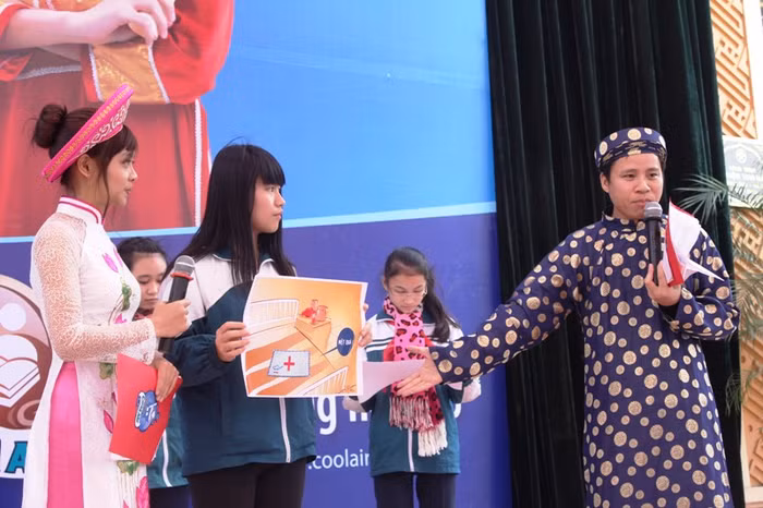 Trong phần thi của học sinh khối 8, các em dự thi với chủ đề: “Xem hình đoán nghĩa” tương tự như “Đuổi hình bắt chữ”. Nhiều liên tưởng hài hước gây cười. Trong phần thi của học sinh khối 8, các em dự thi với chủ đề: “Xem hình đoán nghĩa” tương tự như “Đuổi hình bắt chữ”. Nhiều liên tưởng hài hước gây cười.