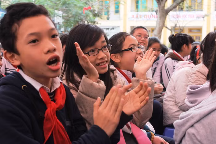 Những khán giả nhí ở dưới hào hứng với các phần thi. Những khán giả nhí ở dưới hào hứng với các phần thi.