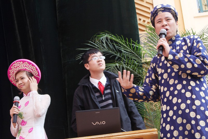 Ở khối 9, các em tham gia phần thi: “Tiểu phẩm tình huống”, với chủ đề rất nóng hiện nay là “Bạo lực học đường”, “Phát tán clip lên mạng”, phần thì này các thí sinh sẽ nhập vai diễn giống như ngoài thực. Ở khối 9, các em tham gia phần thi: “Tiểu phẩm tình huống”, với chủ đề rất nóng hiện nay là “Bạo lực học đường”, “Phát tán clip lên mạng”, phần thì này các thí sinh sẽ nhập vai diễn giống như ngoài thực.