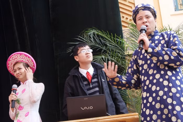 Ở khối 9, các em tham gia phần thi: “Tiểu phẩm tình huống”, với chủ đề rất nóng hiện nay là “Bạo lực học đường”, “Phát tán clip lên mạng”, phần thì này các thí sinh sẽ nhập vai diễn giống như ngoài thực. Ở khối 9, các em tham gia phần thi: “Tiểu phẩm tình huống”, với chủ đề rất nóng hiện nay là “Bạo lực học đường”, “Phát tán clip lên mạng”, phần thì này các thí sinh sẽ nhập vai diễn giống như ngoài thực.