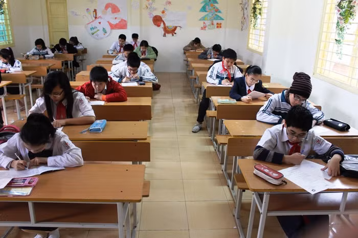 50 em học sinh tại trường THCS Nguyễn Du đang làm bài trong phần thi vòng loại để lựa chọn ra những em xuất sắc vào vòng ứng xử. 50 em học sinh tại trường THCS Nguyễn Du đang làm bài trong phần thi vòng loại để lựa chọn ra những em xuất sắc vào vòng ứng xử.