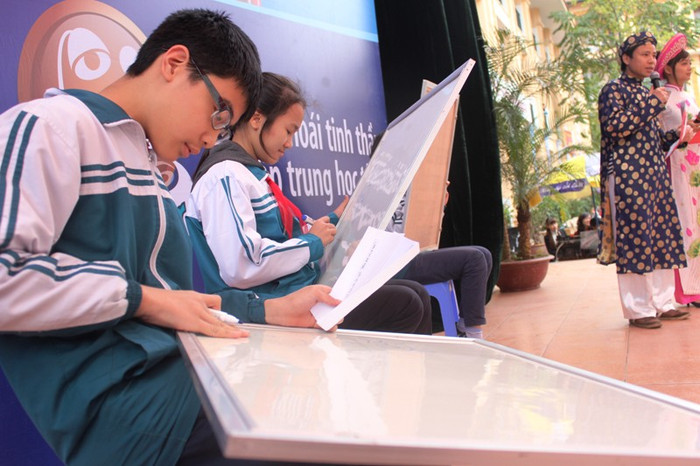 Ở nội dung thi của lớp 7, trong phần thì “Vẽ vui tục ngữ”, các em được làm họa sỹ vẽ vật để giải thích cho những câu tục ngữ đã bốc thăm trước đó. Ở nội dung thi của lớp 7, trong phần thì “Vẽ vui tục ngữ”, các em được làm họa sỹ vẽ vật để giải thích cho những câu tục ngữ đã bốc thăm trước đó.