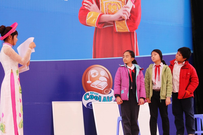 Ở phần thi đầu tiên, với 3 em học sinh lớp 6 trả lời phần thi “Nhìn tranh nói ý tưởng. Phần thi này ngoài các em dự thi, khán giả cũng đã “góp thêm” rất nhiều ý tưởng hay và mới. Ở phần thi đầu tiên, với 3 em học sinh lớp 6 trả lời phần thi “Nhìn tranh nói ý tưởng. Phần thi này ngoài các em dự thi, khán giả cũng đã “góp thêm” rất nhiều ý tưởng hay và mới.