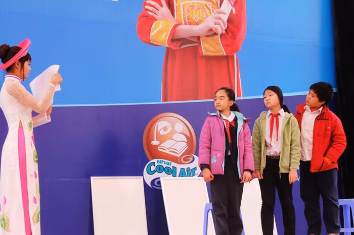 Ở phần thi đầu tiên, với 3 em học sinh lớp 6 trả lời phần thi “Nhìn tranh nói ý tưởng. Phần thi này ngoài các em dự thi, khán giả cũng đã “góp thêm” rất nhiều ý tưởng hay và mới. Ở phần thi đầu tiên, với 3 em học sinh lớp 6 trả lời phần thi “Nhìn tranh nói ý tưởng. Phần thi này ngoài các em dự thi, khán giả cũng đã “góp thêm” rất nhiều ý tưởng hay và mới.