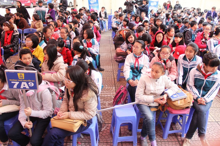 Ngoài sân khấu chính, nhiều học sinh các lớp đang hồi hộp chờ đợi cuộc thi diễn ra. Ngoài sân khấu chính, nhiều học sinh các lớp đang hồi hộp chờ đợi cuộc thi diễn ra.