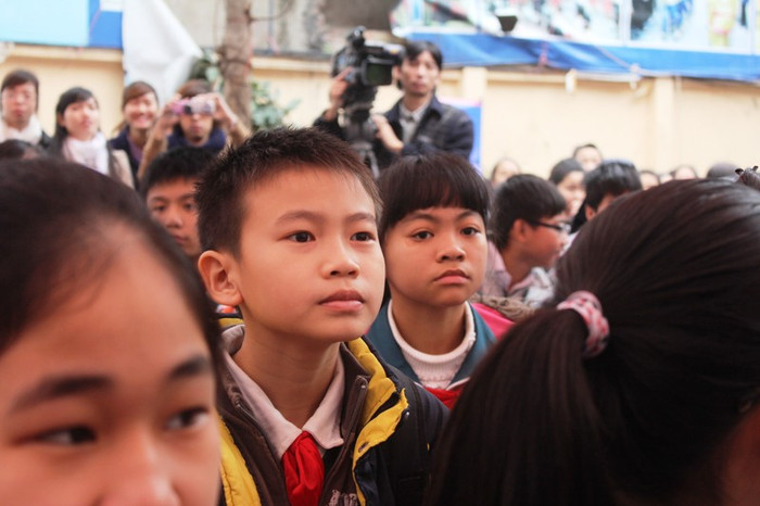 Một học sinh lớp 7 chăm chú theo dõi cuộc thi. Một học sinh lớp 7 chăm chú theo dõi cuộc thi.