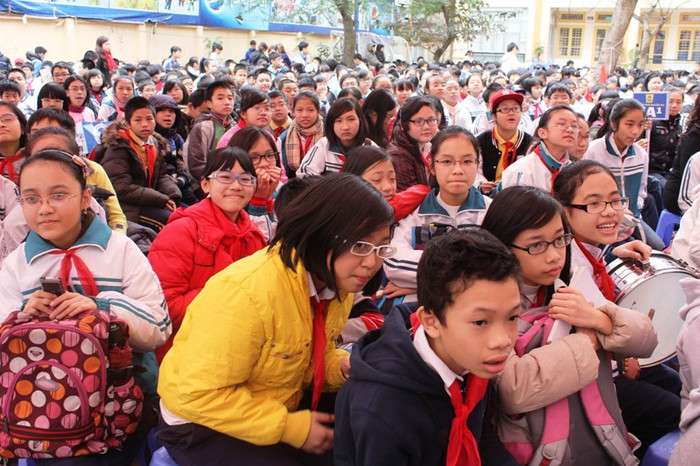 Các em lớp dưới nhìn với vẻ mặt ngưỡng mộ. Các em lớp dưới nhìn với vẻ mặt ngưỡng mộ.