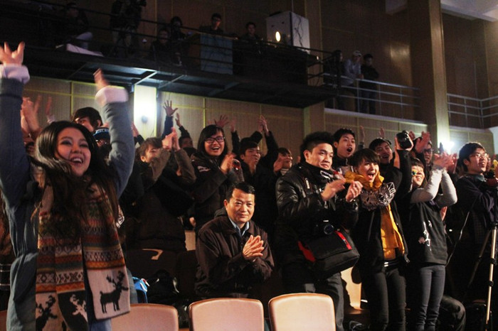 Khán giả khắp là những HSSV khắp TP Hà Nội cuồng nhiệt với các màn nhảy. Khán giả khắp là những HSSV khắp TP Hà Nội cuồng nhiệt với các màn nhảy.