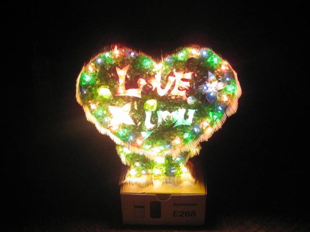 Trái tim sẽ phát sáng lung linh khi cắm điện. Trái tim sẽ phát sáng lung linh khi cắm điện.