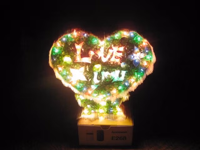 Trái tim sẽ phát sáng lung linh khi cắm điện.