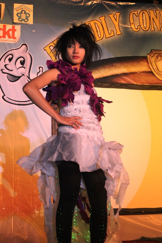 Thời trang phế liệu không chỉ đem đến thông điệp cho sinh viên về ý thức bảo vệ môi trường, còn mang ý nghĩa sự sáng tạo của tuổi trẻ. Thời trang phế liệu không chỉ đem đến thông điệp cho sinh viên về ý thức bảo vệ môi trường, còn mang ý nghĩa sự sáng tạo của tuổi trẻ.