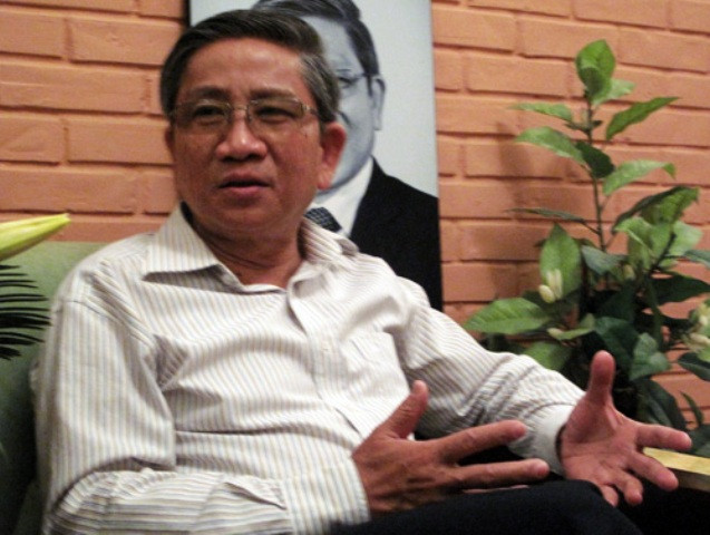 GS Nguyễn Minh Thuyết ngờ rằng: Hai cụ quá chiều mấy ông con trai và chưa có cách giải quyết sáng suốt đối với đất đai, tài sản của mình.