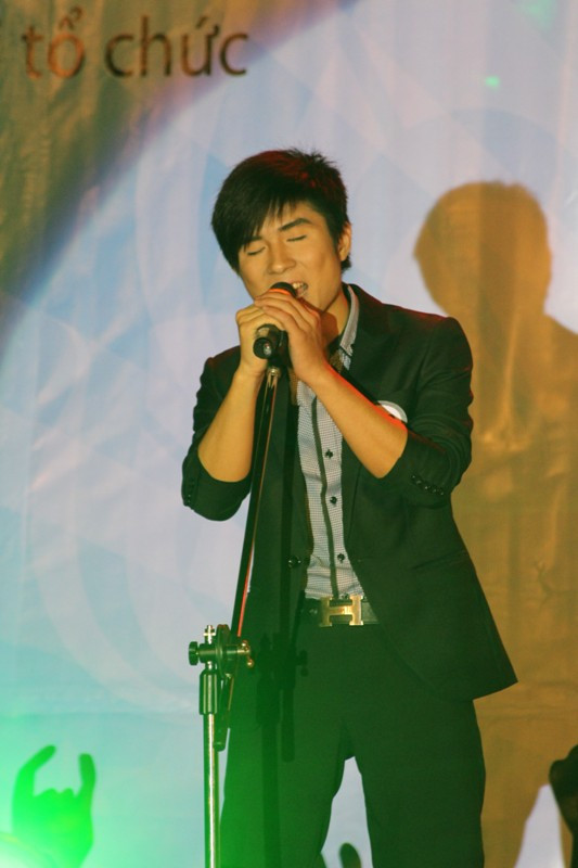 Thí sinh Đào Duy Tùng, trường ĐH Thăng Long cùng “phiêu” trong tiết mục của mình