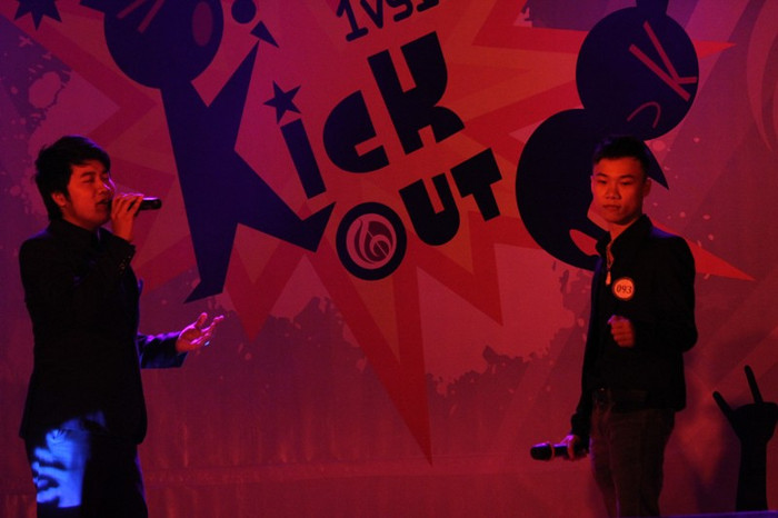 Phần thi của hai thí sinh Vũ Quốc Dũng trường ĐH Ngoại thương (trái) và Nguyễn Trung Tâm trường ĐH Kinh tế Quốc Dân.