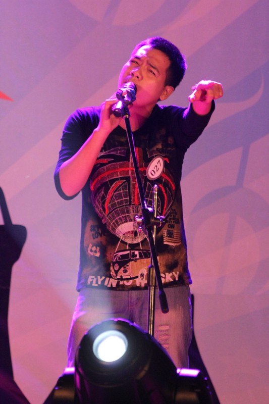 Thí sinh Đỗ Văn Cường đến từ trường ĐH Luật Hà Nội thả hồn vào bài hát.