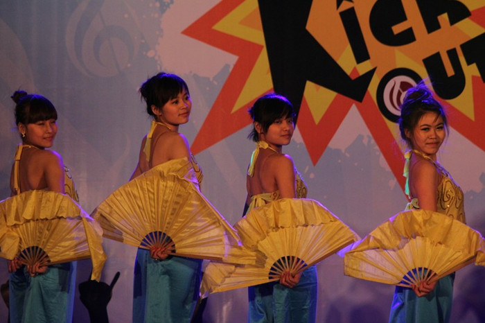 Tiết mục múa quạt làm cho “hương vị” buổi thi đấu âm nhạc hấp dẫn hơn.
