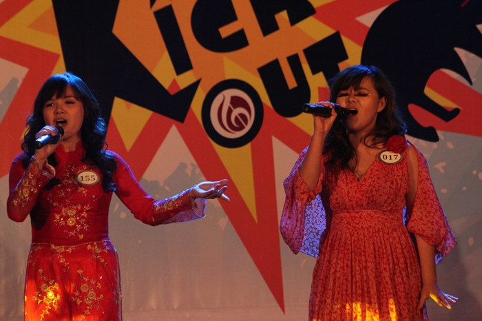 Phần thi của thí sinh Vũ Hồng Nhật Trang trường ĐH Văn hóa Hà Nội (trái) và thí sinh Trần Cẩm Nhung trường CĐ Sư phạm Hà Nội. Với chất giọng trầm ấm, Vũ Hồng Nhật Trang đã thuyết phục được BGK.