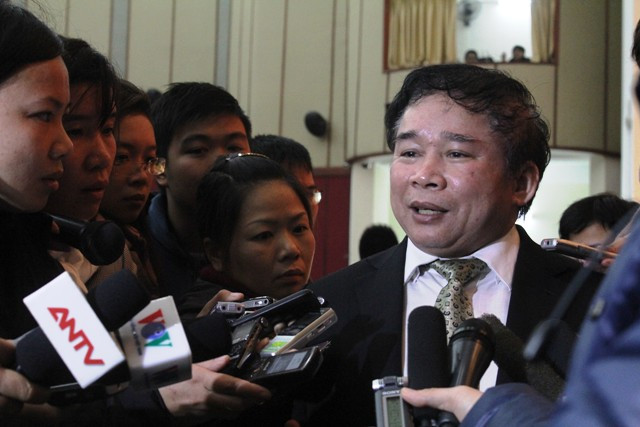 Thứ trưởng Bùi Văn Ga trả lời báo chí. Ảnh Xuân Trung