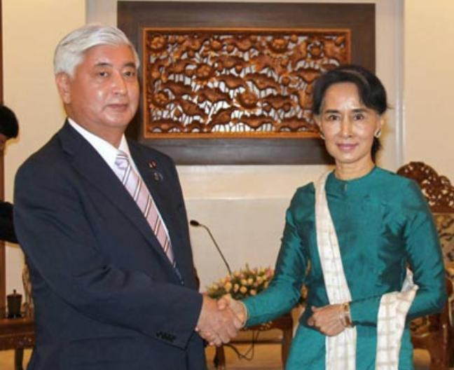 Ngày 6/6/2016, Bộ trưởng Quốc phòng Nhật Bản Gen Nakatani hội kiến với bà Aung San Suu Kyi - Cố vấn nhà nước kiêm Bộ trưởng Ngoại giao Myanmar. Nguồn ảnh: Hãng tin Kyodo Nhật Bản Ngày 6/6/2016, Bộ trưởng Quốc phòng Nhật Bản Gen Nakatani hội kiến với bà Aung San Suu Kyi - Cố vấn nhà nước kiêm Bộ trưởng Ngoại giao Myanmar. Nguồn ảnh: Hãng tin Kyodo Nhật Bản