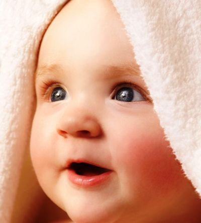 Không nên ủ quá ấm hoặc đắp chăn quá ấm cho bé; thay vào đó, chỉ nên mặc quần áo mỏng, thoáng và có thể đắp vỏ chăn mỏng cho bé nếu thời tiết hơi lạnh; Nếu là mùa hè, nên mở cửa sổ phòng bé để không khí lưu thông; Không được đánh (cạo) gió cho bé. Bởi vì, cách này sẽ khiến bé bị rối loạn đông máu. Xem thêm: Chùm ảnh: Sự nguy hiểm của việc sâu răng ở trẻ / Ung thư trẻ em: Tử vong nhiều nhưng chưa được quan tâm / 10 căn bệnh ung thư thường gặp ở trẻ và các dấu hiệu nhận biết khi mắc phải