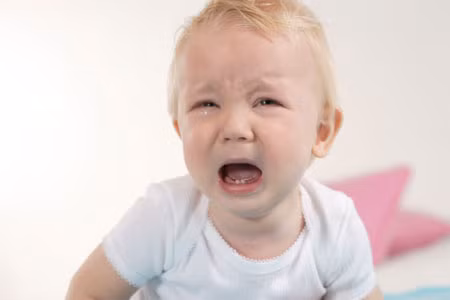 Đặc biệt khi bé sốt do mọc răng thì tuyệt đối không dùng đá lạnh chườm hạ sốt cho bé. Bởi vì, đá lạnh vừa khiến bé khó chịu lại vừa khiến tình trạng sốt ở bé tồi tệ hơn do các mạch máu bị co lại. Đá lạnh cũng khiến bé dễ bị viêm phổi. Xem thêm: Chùm ảnh: Sự nguy hiểm của việc sâu răng ở trẻ / Ung thư trẻ em: Tử vong nhiều nhưng chưa được quan tâm / 10 căn bệnh ung thư thường gặp ở trẻ và các dấu hiệu nhận biết khi mắc phải