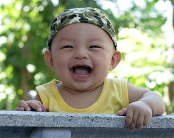 Sau khi răng đã hình thành, trẻ rất cần fluor để làm men răng cứng chắc, chống đỡ vi khuẩn gây sâu răng. Vì vậy, cha mẹ cần chú ý cho con ăn những thức ăn giàu fluor như cá (đặc biệt là cá biển), trứng, sữa tươi,...