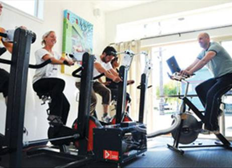 Sử dụng máy tập: Nếu có điều kiện, bạn hãy đầu tư một chiếc máy tập chạy. Trong khi đôi chân liên tục sải nhịp nhàng thì đôi tay cũng vung theo nhịp thăng bằng. Có máy còn kèm theo dải băng quấn eo, giúp bạn làm tan lượng mỡ tụ và thon chắc hông đùi. Nửa giờ với bài tập cùng máy, bạn sẽ đốt ít nhất 300 calo năng lượng. Xem thêm: Những thực phẩm cực tốt cho đấng mày râu (p2)/Những món ăn dân dã cực cho sức khỏe (P6) Sử dụng máy tập: Nếu có điều kiện, bạn hãy đầu tư một chiếc máy tập chạy. Trong khi đôi chân liên tục sải nhịp nhàng thì đôi tay cũng vung theo nhịp thăng bằng. Có máy còn kèm theo dải băng quấn eo, giúp bạn làm tan lượng mỡ tụ và thon chắc hông đùi. Nửa giờ với bài tập cùng máy, bạn sẽ đốt ít nhất 300 calo năng lượng. Xem thêm: Những thực phẩm cực tốt cho đấng mày râu (p2)/Những món ăn dân dã cực cho sức khỏe (P6)