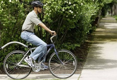 Đạp xe: Ở nhiều nước, đạp xe địa hình là một môn thể thao được ưa chuộng. Mỗi ngày chỉ cần lòng vòng khoảng 30 phút, bạn có thể tiêu hao 200-400 calo năng lượng dư thừa. Xem thêm: Những thực phẩm cực tốt cho đấng mày râu (p2)/Những món ăn dân dã cực cho sức khỏe (P6) Đạp xe: Ở nhiều nước, đạp xe địa hình là một môn thể thao được ưa chuộng. Mỗi ngày chỉ cần lòng vòng khoảng 30 phút, bạn có thể tiêu hao 200-400 calo năng lượng dư thừa. Xem thêm: Những thực phẩm cực tốt cho đấng mày râu (p2)/Những món ăn dân dã cực cho sức khỏe (P6)