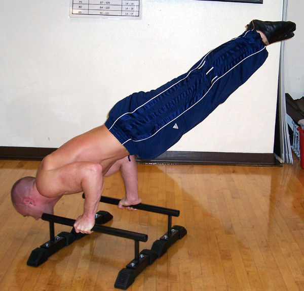 Tập xà kép: Bài tập này tương tự như bạn cố gắng nhấc thân người lên khỏi mặt đất. Động tác này có lợi cho các cơ bắp tay rất nhiều và bạn luôn cảm thấy các cơ tay được săn chắc và mạnh mẽ hơn, chúng cũng mang lại hiệu quả tốt với cơ ngực và cơ vai. Xem thêm: Những thực phẩm cực tốt cho đấng mày râu (p2)/Những món ăn dân dã cực cho sức khỏe (P6) Tập xà kép: Bài tập này tương tự như bạn cố gắng nhấc thân người lên khỏi mặt đất. Động tác này có lợi cho các cơ bắp tay rất nhiều và bạn luôn cảm thấy các cơ tay được săn chắc và mạnh mẽ hơn, chúng cũng mang lại hiệu quả tốt với cơ ngực và cơ vai. Xem thêm: Những thực phẩm cực tốt cho đấng mày râu (p2)/Những món ăn dân dã cực cho sức khỏe (P6)