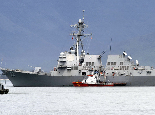 Tháng 7/2011, tiếp tục có tàu khu trục USS Chung-Hoon cùng tàu USS Preble và tàu giải cứu, cứu hộ USNS Safeguard (vừa đến thăm Đà Nẵng hôm 23 - 27/4) cùng gần 600 sĩ quan, thuỷ thủ của Lực lượng đặc nhiệm 73, Lực lượng hậu cần Tây Thái Bình Dương cập cảng (Đà Nẵng) thực hiện các hoạt động trao đổi với Hải quân nhân dân VN nhân kỷ niệm 16 năm thiết lập quan hệ Việt – Mỹ. Ảnh: Tàu USS Chung-Hoon đến thăm Đà Nẵng tháng 7/2011 - Ảnh: HC (Theo Infonet) Tháng 7/2011, tiếp tục có tàu khu trục USS Chung-Hoon cùng tàu USS Preble và tàu giải cứu, cứu hộ USNS Safeguard (vừa đến thăm Đà Nẵng hôm 23 - 27/4) cùng gần 600 sĩ quan, thuỷ thủ của Lực lượng đặc nhiệm 73, Lực lượng hậu cần Tây Thái Bình Dương cập cảng (Đà Nẵng) thực hiện các hoạt động trao đổi với Hải quân nhân dân VN nhân kỷ niệm 16 năm thiết lập quan hệ Việt – Mỹ. Ảnh: Tàu USS Chung-Hoon đến thăm Đà Nẵng tháng 7/2011 - Ảnh: HC (Theo Infonet)