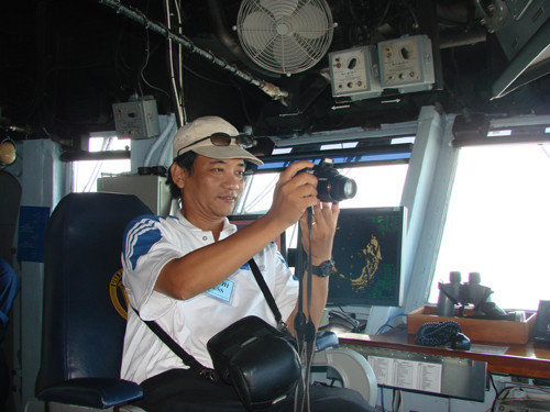 Và tác nghiệp từ buồng lái của tàu - Ảnh: HC Và tác nghiệp từ buồng lái của tàu - Ảnh: HC