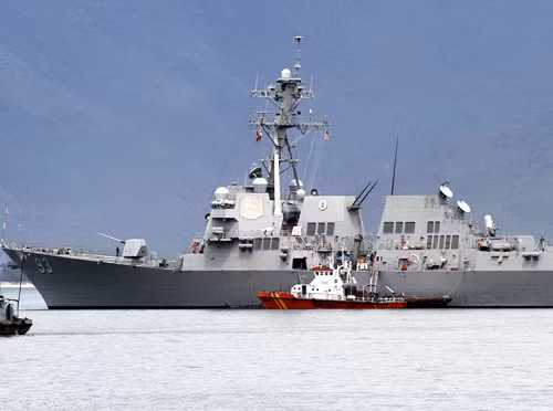 Tháng 7/2011, tiếp tục có tàu khu trục USS Chung-Hoon cùng tàu USS Preble và tàu giải cứu, cứu hộ USNS Safeguard (vừa đến thăm Đà Nẵng hôm 23 - 27/4) cùng gần 600 sĩ quan, thuỷ thủ của Lực lượng đặc nhiệm 73, Lực lượng hậu cần Tây Thái Bình Dương cập cảng (Đà Nẵng) thực hiện các hoạt động trao đổi với Hải quân nhân dân VN nhân kỷ niệm 16 năm thiết lập quan hệ Việt – Mỹ. Ảnh: Tàu USS Chung-Hoon đến thăm Đà Nẵng tháng 7/2011 - Ảnh: HC (Theo Infonet)