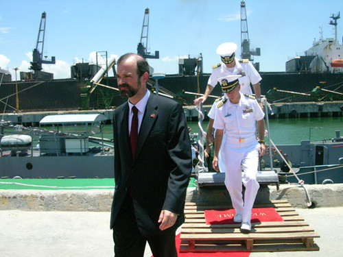 Đặc biệt, đây còn là tàu "há mồm" cỡ lớn mang theo các tàu đổ bộ loại nhỏ. Khi đến Đà Nẵng, Peleliu thả neo ngoài khơi và dùng tàu đổ bộ đưa sĩ quan, thuỷ thủ của tàu vào bờ thăm TP, thực hiện các hoạt động nhân đạo, từ thiện, đón các vị khách ra thăm tàu. Trong "lòng" Peleliu còn có tàu đệm khí, xe lội nước, xe truyền tin, xe chiến đấu, xe dọn đường, xe chở cầu phao... Khoang đuôi tàu trông khô ráo song khi cần thiết sẽ được bơm ngập nước 3 - 4m để các tàu đổ bộ có thể chui hẳn vào trong lòng tàu. Ảnh:Tàu USS Peleliu sử dụng tàu đổ bộ đưa sĩ quan, thuỷ thủ vào thăm Đà Nẵng - Ảnh: HC Đặc biệt, đây còn là tàu "há mồm" cỡ lớn mang theo các tàu đổ bộ loại nhỏ. Khi đến Đà Nẵng, Peleliu thả neo ngoài khơi và dùng tàu đổ bộ đưa sĩ quan, thuỷ thủ của tàu vào bờ thăm TP, thực hiện các hoạt động nhân đạo, từ thiện, đón các vị khách ra thăm tàu. Trong "lòng" Peleliu còn có tàu đệm khí, xe lội nước, xe truyền tin, xe chiến đấu, xe dọn đường, xe chở cầu phao... Khoang đuôi tàu trông khô ráo song khi cần thiết sẽ được bơm ngập nước 3 - 4m để các tàu đổ bộ có thể chui hẳn vào trong lòng tàu. Ảnh:Tàu USS Peleliu sử dụng tàu đổ bộ đưa sĩ quan, thuỷ thủ vào thăm Đà Nẵng - Ảnh: HC