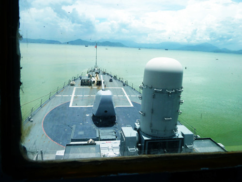 Từ cabin nhìn ra boong tàu USS John S. McCain và sân đỗ máy bay - Ảnh: HC Từ cabin nhìn ra boong tàu USS John S. McCain và sân đỗ máy bay - Ảnh: HC