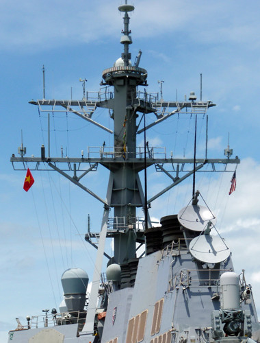 Tàu USS John S. McCain đóng quân tại cảng Yokosuka (Nhật Bản), trên tàu có 23 sĩ quan, 24 trung sĩ và 291 quân nhân. Đây là một trong 7 tàu khu trục thuộc Hạm đội 7, trị giá khoảng 1,5 tỷ USD. Tàu dài 154m, rộng 20,4m; trên tàu không có máy bay nhưng có thiết bị điện tử LAMPS 3 trên boong hạ cánh nhằm phục vụ các chiến dịch chống tàu ngầm phối hợp giữa tàu khu trục DDG và trực thăng. Ảnh: Hệ thống rada và anten parabol trên tàu USS John S. McCain - Ảnh: HC Tàu USS John S. McCain đóng quân tại cảng Yokosuka (Nhật Bản), trên tàu có 23 sĩ quan, 24 trung sĩ và 291 quân nhân. Đây là một trong 7 tàu khu trục thuộc Hạm đội 7, trị giá khoảng 1,5 tỷ USD. Tàu dài 154m, rộng 20,4m; trên tàu không có máy bay nhưng có thiết bị điện tử LAMPS 3 trên boong hạ cánh nhằm phục vụ các chiến dịch chống tàu ngầm phối hợp giữa tàu khu trục DDG và trực thăng. Ảnh: Hệ thống rada và anten parabol trên tàu USS John S. McCain - Ảnh: HC