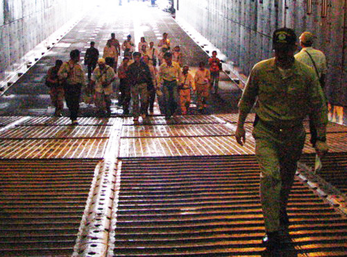 Và đón các vị khách lên thăm tàu - Ảnh: HC Và đón các vị khách lên thăm tàu - Ảnh: HC