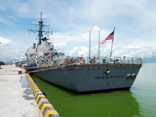 Tháng 8/2010, trong chuỗi các hoạt động nhân kỷ niệm 15 năm bình thường hoá quan hệ Việt - Mỹ, tàu USS John S. McCain do Chuẩn đô đốc Ranald Horton chỉ huy đã cập cảng Tiên Sa, chính thức bắt đầu chuyến thăm TP Đà Nẵng trong 4 ngày và triển khai các hoạt động tập huấn phi tác chiến như kiểm soát tổn thất, thiệt hại trên tàu, tìm kiếm cứu nạn trên biển... Ảnh: Tàu khu trục USS John S. McCain cập cảng Tiên Sa (Đà Nẵng) tháng 8/2010 - Ảnh: HC Tháng 8/2010, trong chuỗi các hoạt động nhân kỷ niệm 15 năm bình thường hoá quan hệ Việt - Mỹ, tàu USS John S. McCain do Chuẩn đô đốc Ranald Horton chỉ huy đã cập cảng Tiên Sa, chính thức bắt đầu chuyến thăm TP Đà Nẵng trong 4 ngày và triển khai các hoạt động tập huấn phi tác chiến như kiểm soát tổn thất, thiệt hại trên tàu, tìm kiếm cứu nạn trên biển... Ảnh: Tàu khu trục USS John S. McCain cập cảng Tiên Sa (Đà Nẵng) tháng 8/2010 - Ảnh: HC